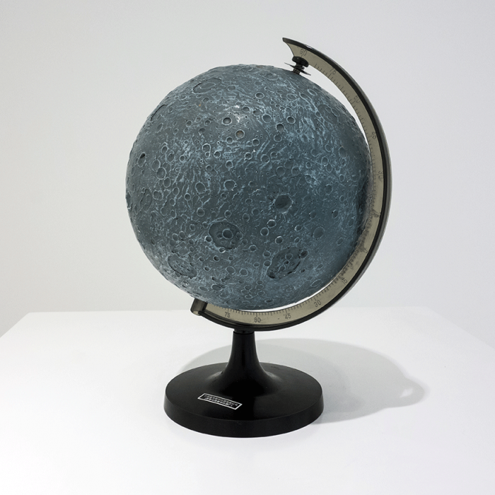 《月球仪》  高32 cm 直径15 cm