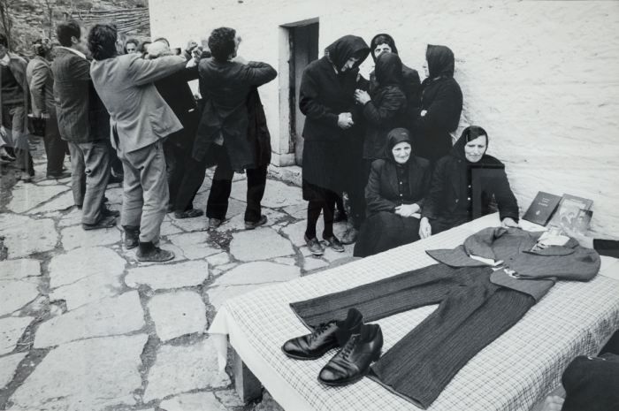Rhodri Jones Foto/Stampa (70x50cm) B/N su carta Fine Art del funerale del poeta e dissidente Martin Camaj, scattato in 03/1992 nel villaggio di Telume nel Shlak, nord Albania
